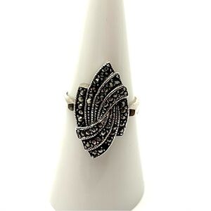 Elegant Silver Marcasite Ring